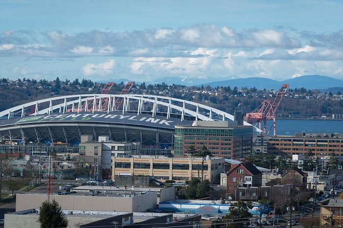Arrival Private Transfer: Seattle Airport SEA to Seattle in Luxury SUV - Luxury SUV rules: back seat only, up to 5 people
