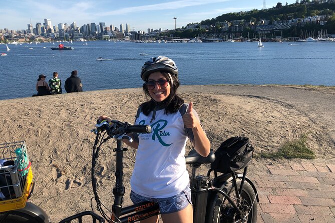 Bike Tour Seattle. 5 star Electric Bike Tour Seattle's waterways - Getting started at the meeting point, with a first-ride safety rhythm