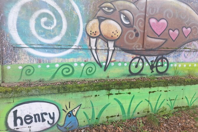 Henry Art Tours-Come See the Fun Side of Seattle Art/Pubs/History - Queen Anne, Space Needle views, and big murals in an older Seattle core