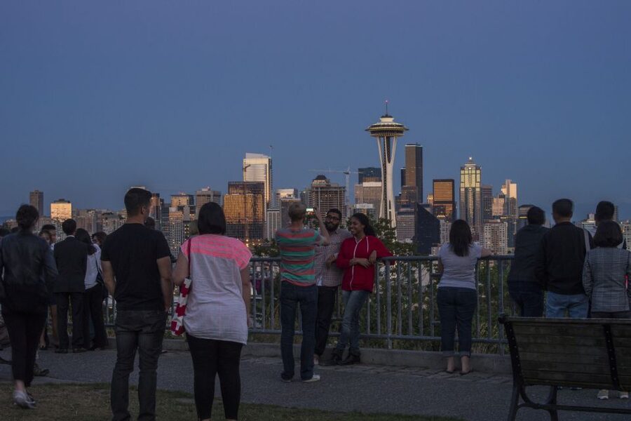 Seattle: Night Tour with Local Guide - Weather, timing, and what to pack for an all-weather tour