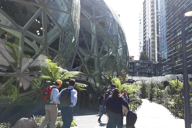 Seattle Private Tour for 2-5 - Ballard Locks and waterfront: the sea life moment you will remember